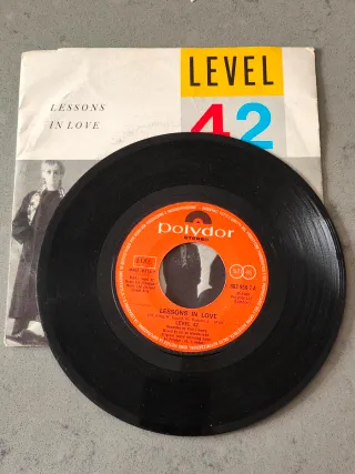 Vinile 45 giri Level 42 Lessons in Love