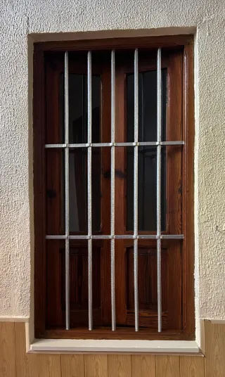 Ventana madera de mabila con reja