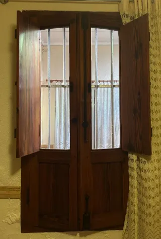 Ventana madera de mabila con reja