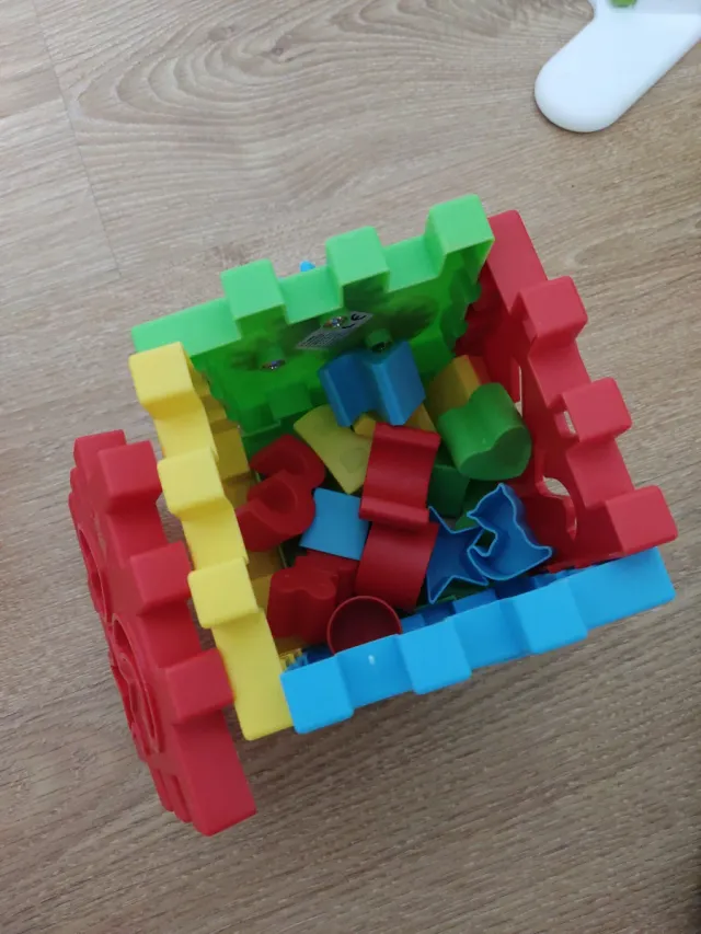 Juego encajar formas, números y letras