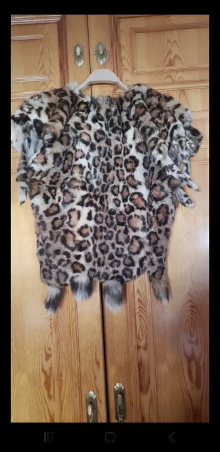 Chaleco de piel de conejo animal print talla L-XL.