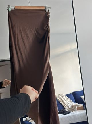 Falda marrón drapeada con raja XS