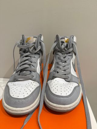 Nike Dunk High Grises y Blancas