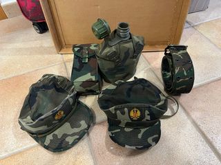 Lote militar: 2 gorras, cantimplora, funda y cintu