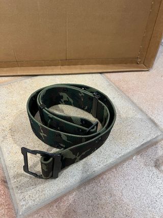 Lote militar: 2 gorras, cantimplora, funda y cintu