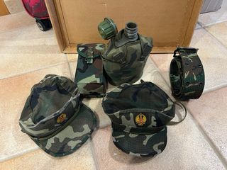Lote militar: 2 gorras, cantimplora, funda y cintu