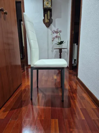 Silla blanca moderna