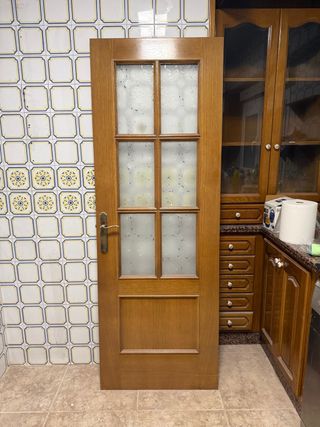 Puerta de roble con vidriera