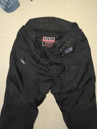 Chaqueta y pantalón de moto.