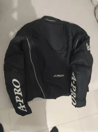 Chaqueta y pantalón de moto.