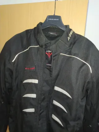 Chaqueta y pantalón de moto.