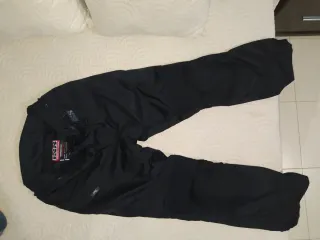 Chaqueta y pantalón de moto.