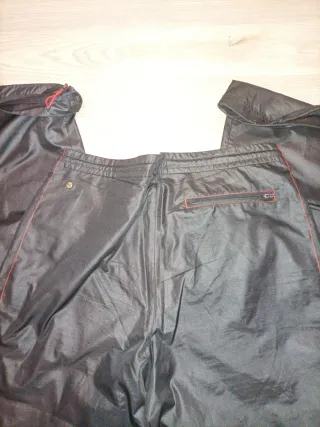 Pantalón chándal Puma negro y rojo
