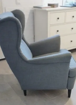 Sillón orejero gris con reposapiés