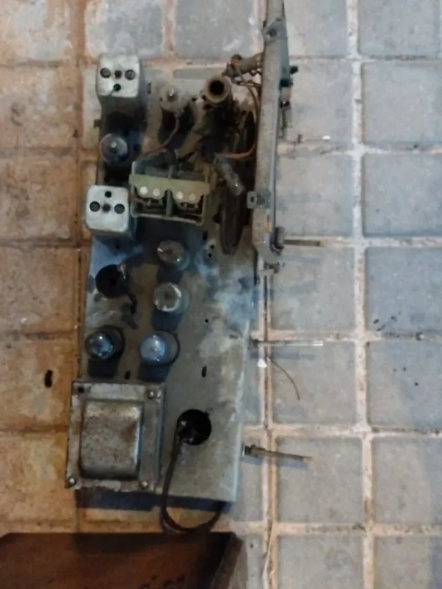 Radio antica per pezzi o restauro