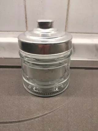 Contenitore tè in vetro e metallo.