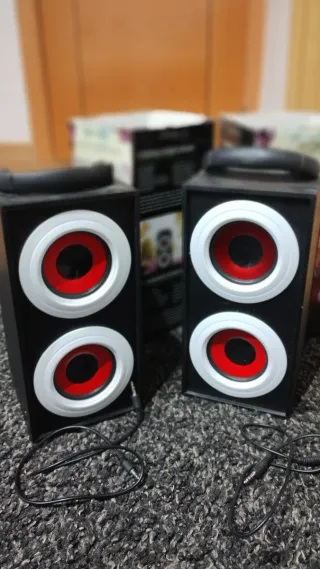 Altavoces negros y rojos