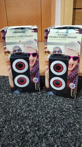 Altavoces negros y rojos