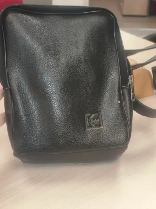 Borsa nera in pelle, internamente peluche blu