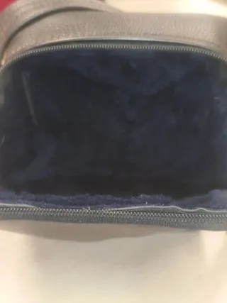Borsa nera in pelle, internamente peluche blu