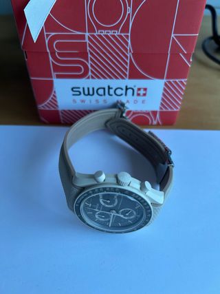 Reloj Swatch x Omega Desert