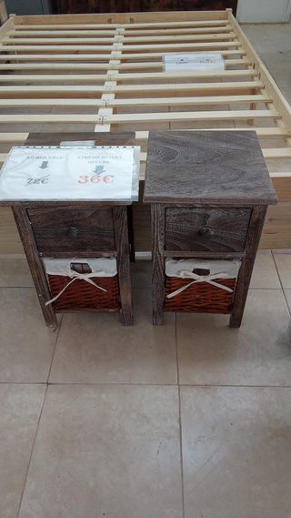 Comodini rustici in legno e vimini