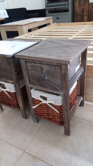 Comodini rustici in legno e vimini