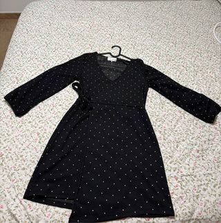 Vestido negro con lunares blancos