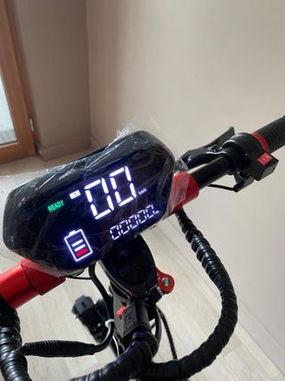 patinete electrico.lleva alta voz