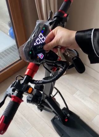 patinete electrico.lleva alta voz