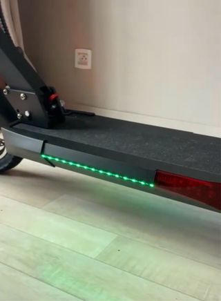 patinete electrico.lleva alta voz