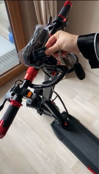 patinete electrico.lleva alta voz