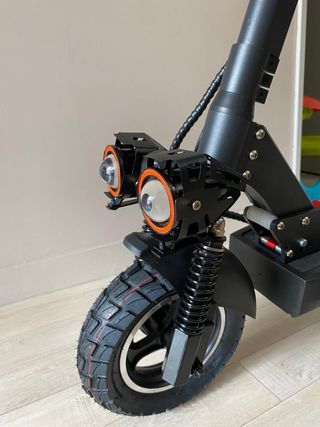 patinete electrico.lleva alta voz