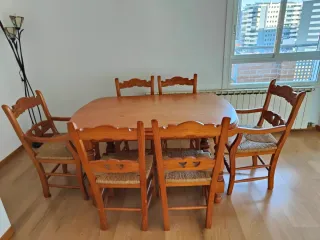 Mesa extensible y 6 sillas de madera