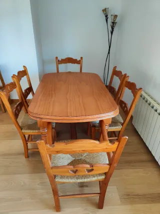 Mesa extensible y 6 sillas de madera