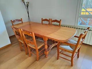 Mesa extensible y 6 sillas de madera