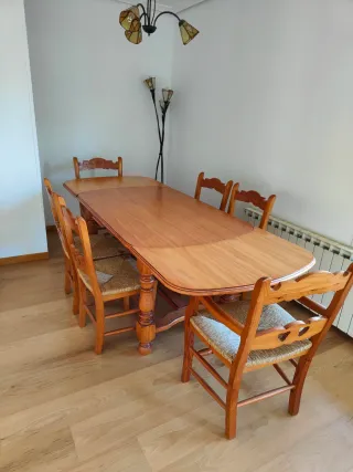 Mesa extensible y 6 sillas de madera
