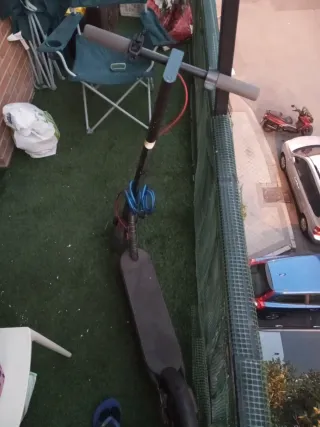 Monopatín eléctrico Xiaomi y casco.