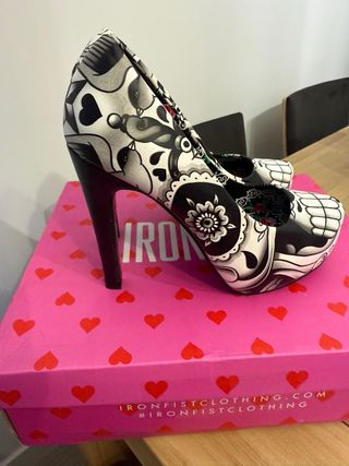 Zapatos de tacón Iron Fist