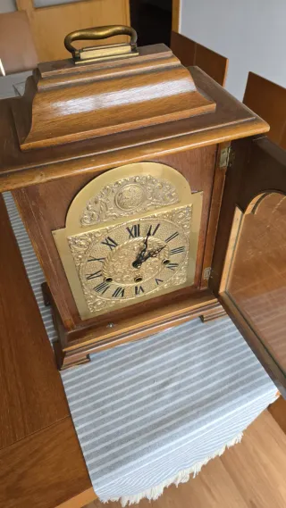 Orologio da tavolo in legno e ottone con carillon