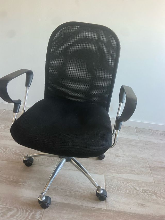Silla de oficina ergonómica negra