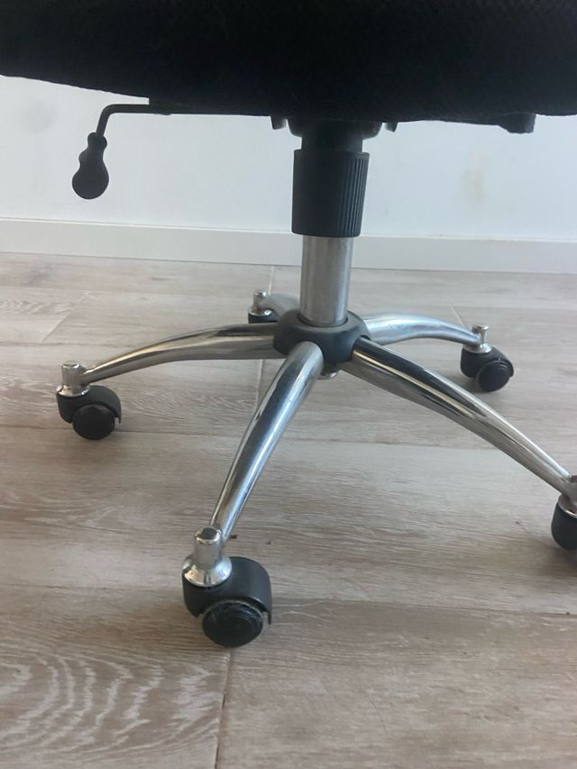 Silla de oficina ergonómica negra