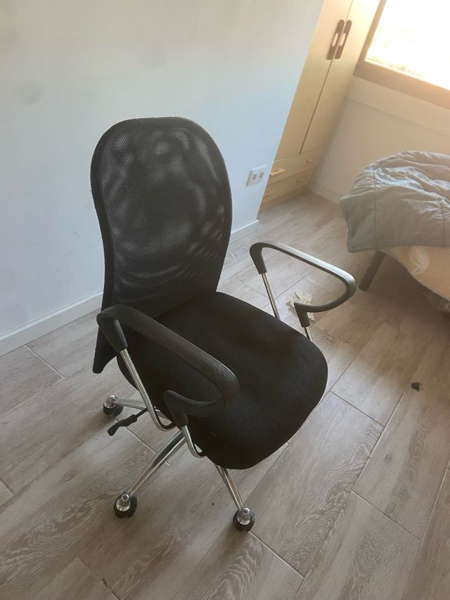 Silla de oficina ergonómica negra
