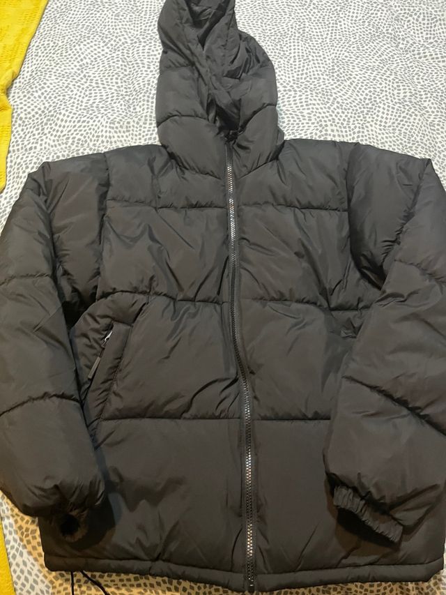 Chaquetón negro Pull and Bear capucha