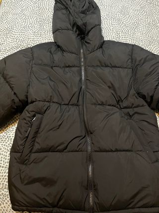 Chaquetón negro Pull and Bear capucha