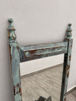 Espejo y estantería antiguos restaurados