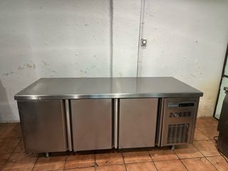 Bajo mostrador 3 puertas CORECO