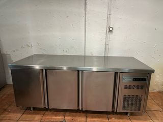 Bajo mostrador 3 puertas CORECO