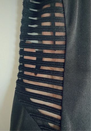 Abito nero elegante con inserti trasparenti