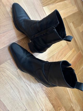 Botines negros de cuero